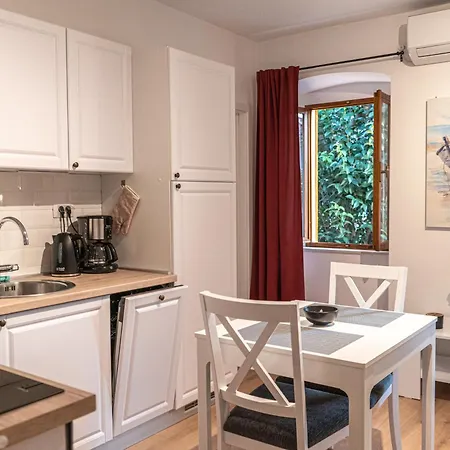 Sunny Bay Apartment